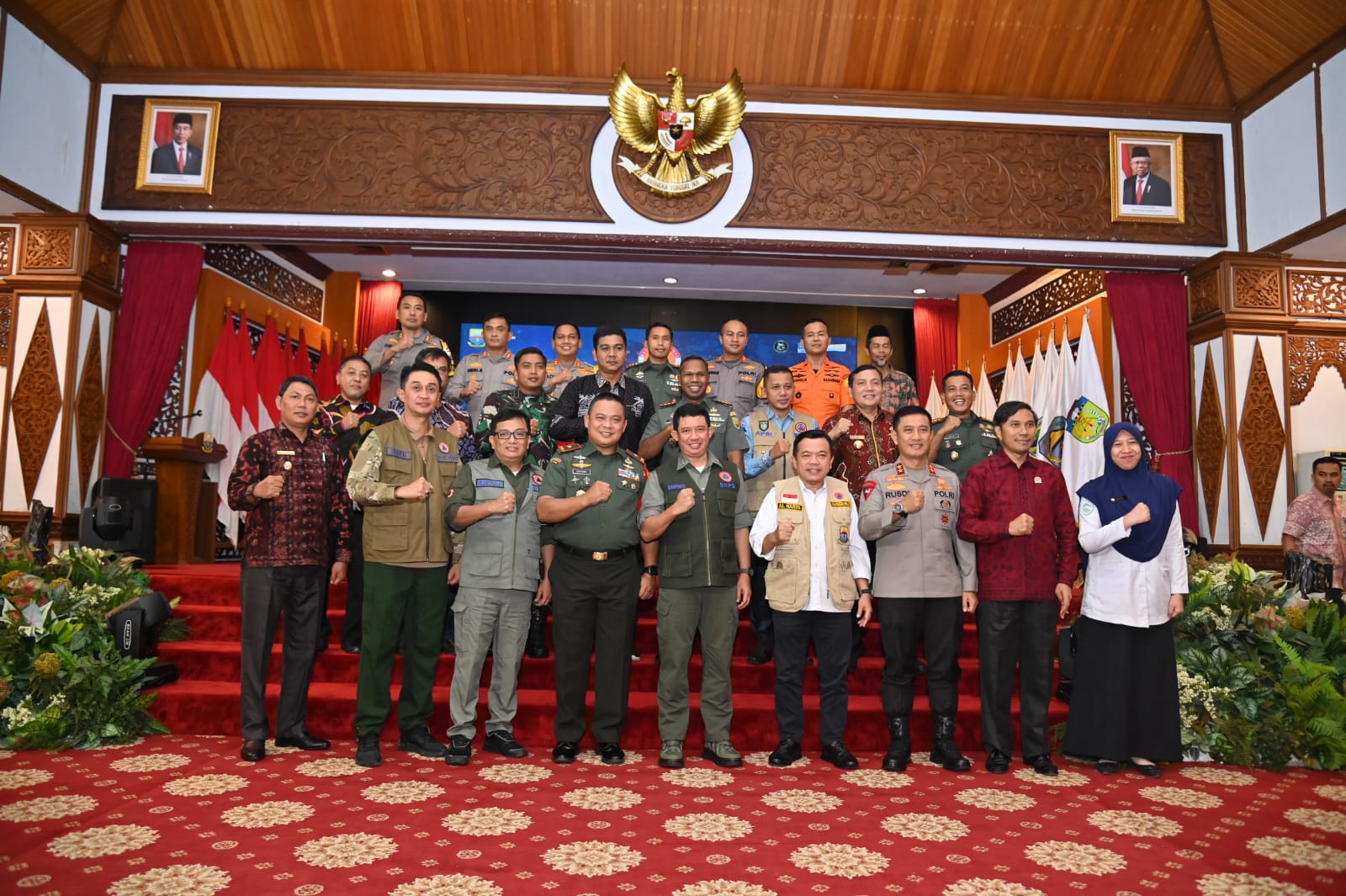 Kepala BNPB bersama unsur pemerintah terkait wilayah Jambi melakukan foto bersama di Kantor Dinas Gubernur Jambi, pada Selasa (18/7).